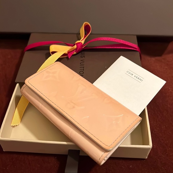 Louis Vuitton Handbags - Authentic Louis Vuitton vernis monogram card & keys holder